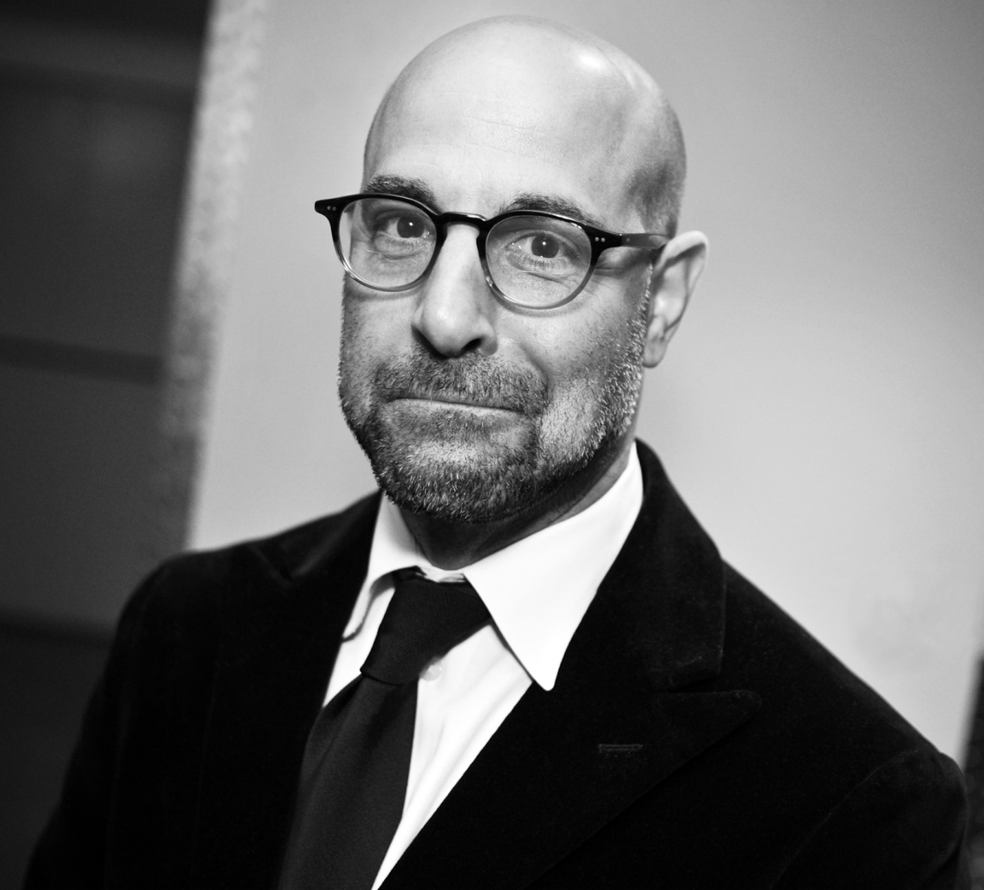 The Allure of Stanley Tucci: How Confidence, Style, and Wisdom Transcend Age and Hair Loss